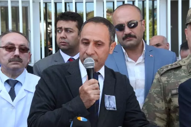 Silahlı Saldırıda Hayatını Kaybeden Başhekim Son Yolculuğuna Uğurlanıyor Silahlı Saldırıda Hayatını Kaybeden Başhekim Son Yolculuğuna Uğurlanıyor