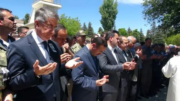 Silahlı Saldırıda Hayatını Kaybeden Başhekim Gözyaşlarıyla Uğurlandı (2) Silahlı Saldırıda Hayatını Kaybeden Başhekim Gözyaşlarıyla Uğurlandı (2)
