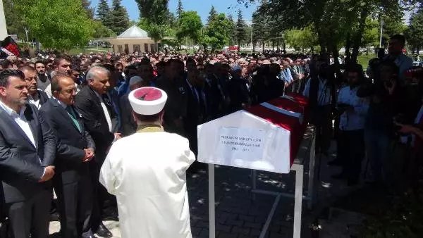 Silahlı Saldırıda Hayatını Kaybeden Başhekim Gözyaşlarıyla Uğurlandı (2) Silahlı Saldırıda Hayatını Kaybeden Başhekim Gözyaşlarıyla Uğurlandı (2)
