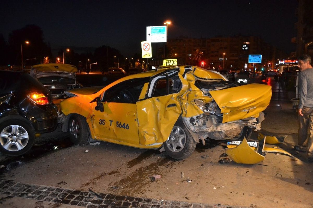 İzmir'de Trafik Kazası: 2 Ağır Yaralı