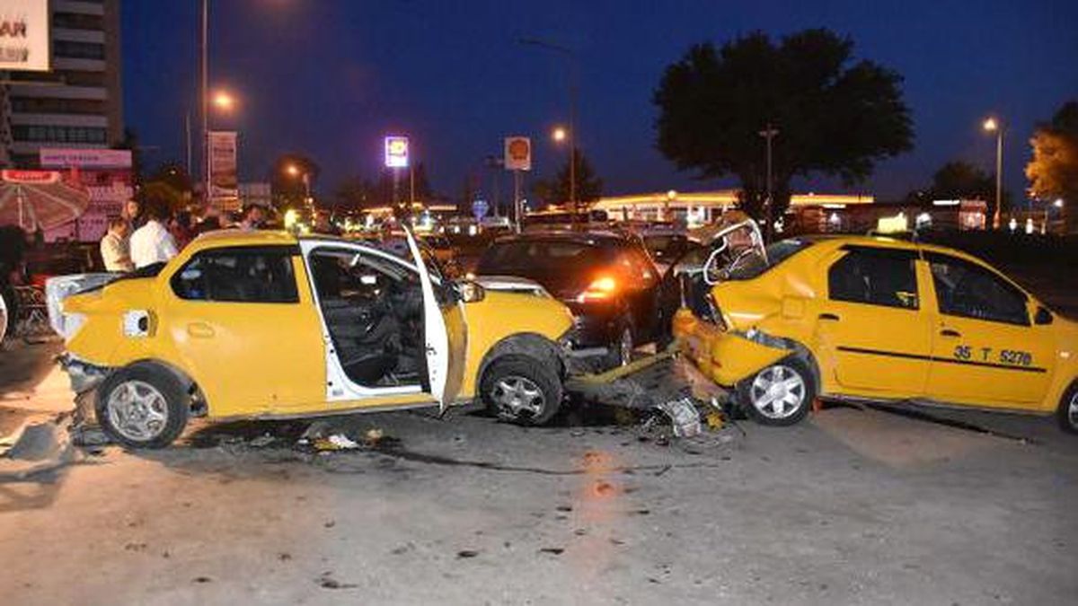 İzmir'de Trafik Kazası: 2 Yaralı