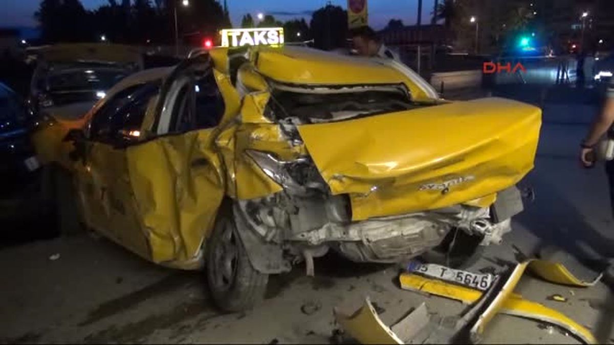 Izmir-Otomobil, Park Halindeki 2 Taksiye Çarptı: 2 Yaralı