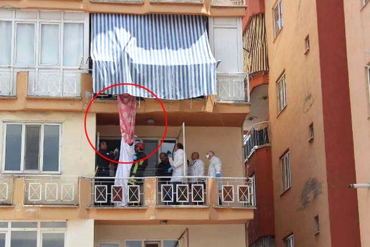 Balkon Demirine Bağladığı İple Kendini Astı