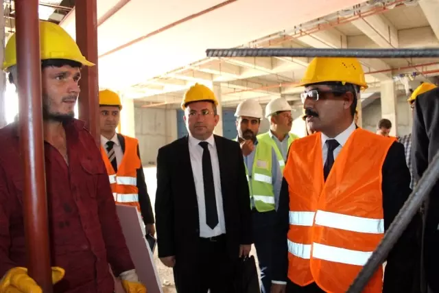 Sgk Başkanı Bağlı İnşaat İşçileriyle Bir Araya Geldi Sgk Başkanı Bağlı İnşaat İşçileriyle Bir Araya Geldi