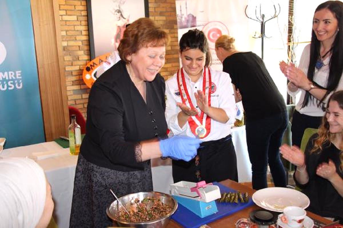 Tataristan Meclis Başkan Yardımcısı'na Sarma Sardırdılar