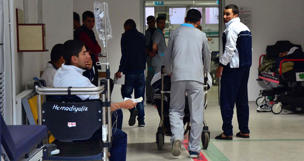 Manisa'da Kışladaki Yemekten Zehirlenen Çok Sayıda Asker Hastaneye Kaldırıldı