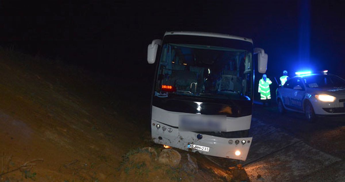 Farları Bozulan Yolcu Otobüsü Su Kanalına Düştü!