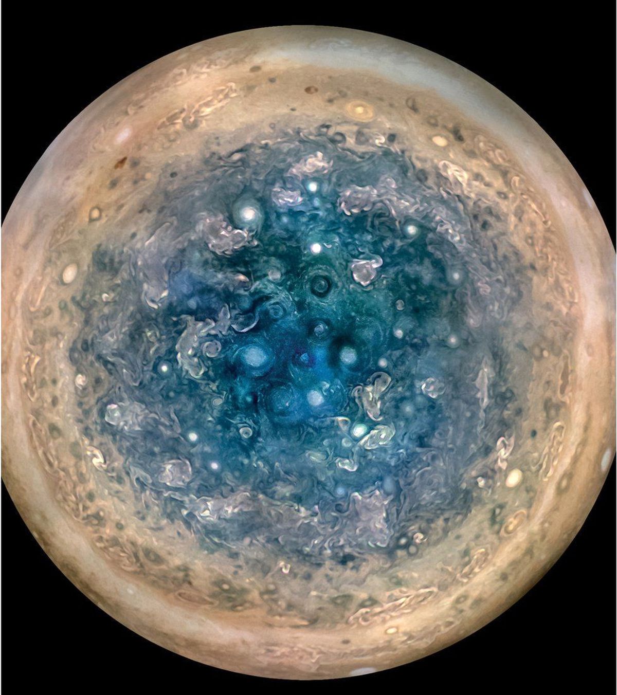 NASA'nın Uydusu, Jüpiter'in Kutuplarındaki Dev Kasırgaları Görüntüledi
