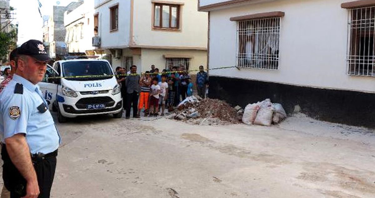 Cinnet Getiren Kişi Eşini Bıçakladı, Evi Ateşe Verdi: 3 Ölü