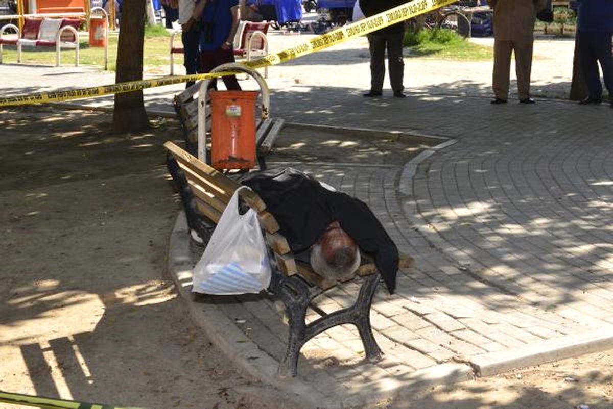 Adana'da Evsiz Vatandaş, Evi Gibi Kullandığı Bankta Öldü