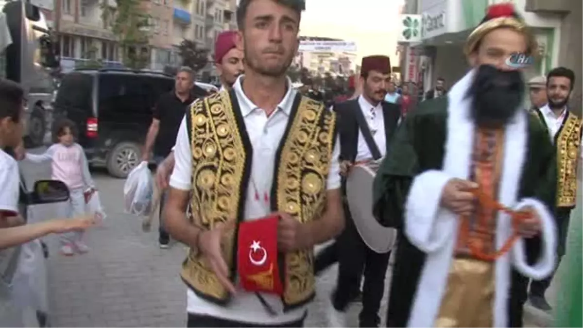Hakkari' de Muhteşem Ramazan Gecesi. Protokol Üyeleri Halkın Arasına Karıştı