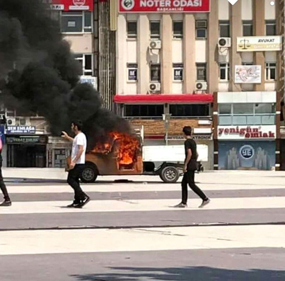 Şehrin Göbeğinde Kamyonetini Benzin Döküp Yaktı