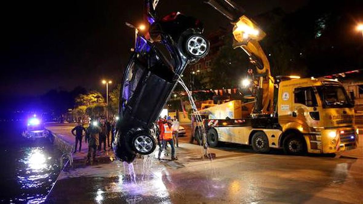 Kocasıyla Tartıştı, Otomobili Denize Attı