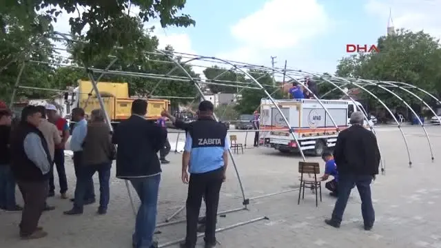 Manisa'da Deprem Korkutuyor; Halk Geceyi Çadırlarda Geçirdi Manisa'da Deprem Korkutuyor; Halk Geceyi Çadırlarda Geçirdi