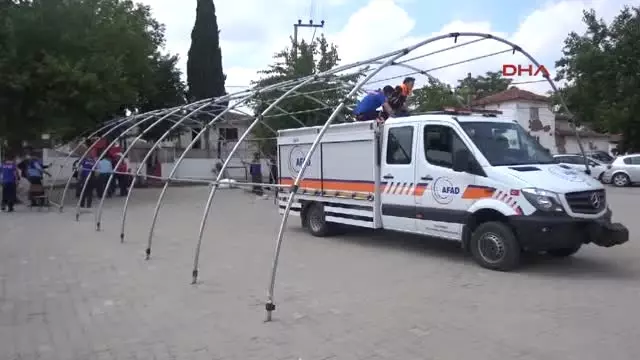 Manisa'da Deprem Korkutuyor; Halk Geceyi Çadırlarda Geçirdi Manisa'da Deprem Korkutuyor; Halk Geceyi Çadırlarda Geçirdi