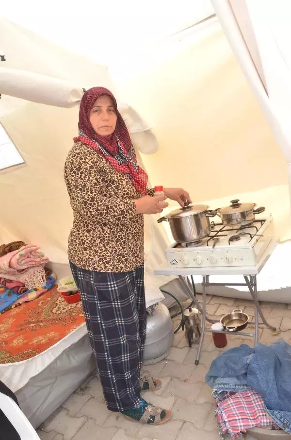 Manisa'da Deprem Korkutuyor; Halk Geceyi Çadırlarda Geçirdi (3) Manisa'da Deprem Korkutuyor; Halk Geceyi Çadırlarda Geçirdi (3)