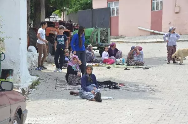 Manisa'da Deprem Korkutuyor; Halk Geceyi Çadırlarda Geçirdi (3) Manisa'da Deprem Korkutuyor; Halk Geceyi Çadırlarda Geçirdi (3)