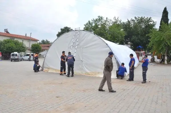Manisa'da Deprem Korkutuyor; Halk Geceyi Çadırlarda Geçirdi (3) Manisa'da Deprem Korkutuyor; Halk Geceyi Çadırlarda Geçirdi (3)