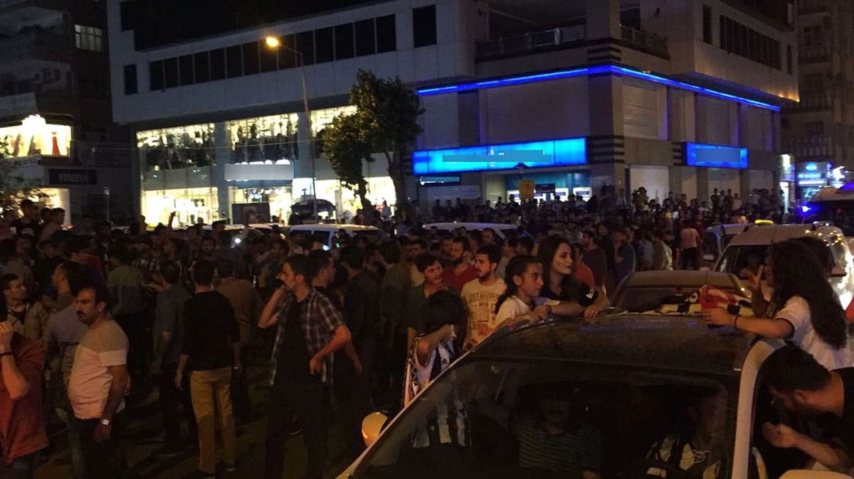 Diyarbakır'da Kendilerine Azrailler Diyen Grup, Şampiyonluğu Kutlayan Beşiktaşlılara Saldırdı