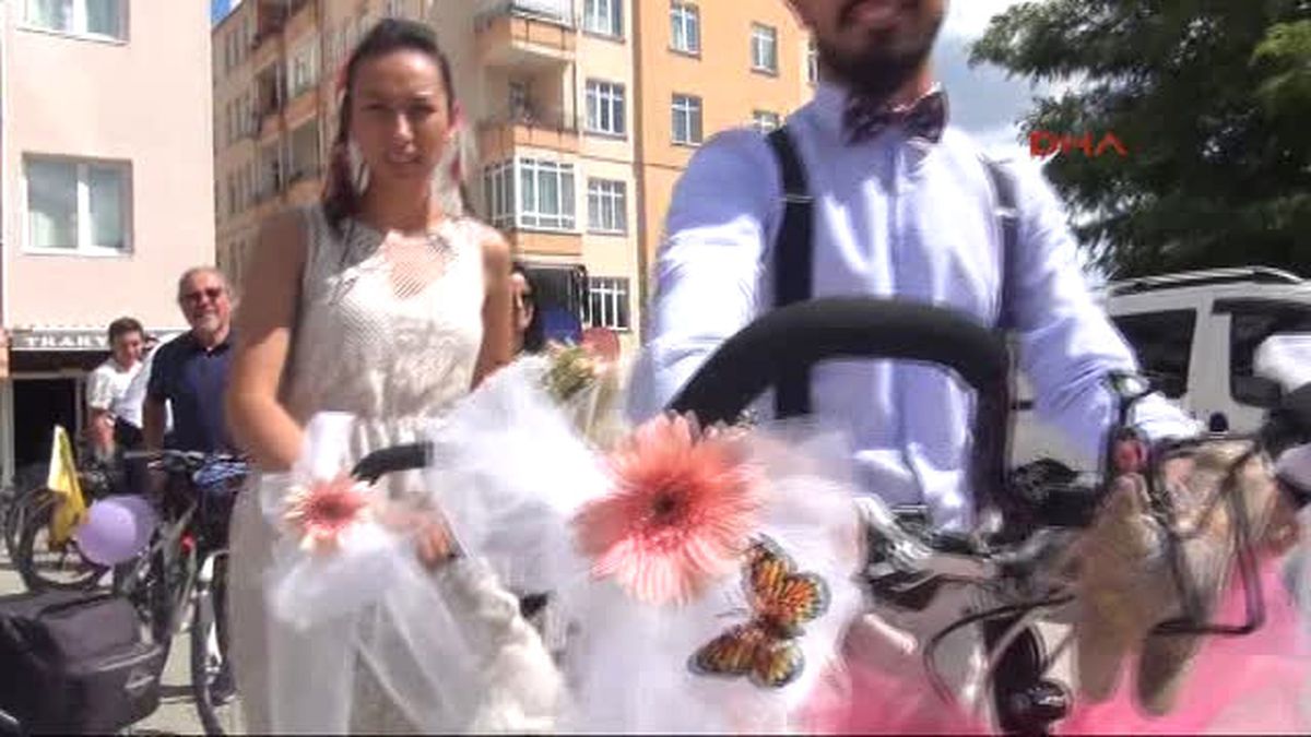 Edirne Çevreci Çift Nikah Salonuna Bisikletle Gitti