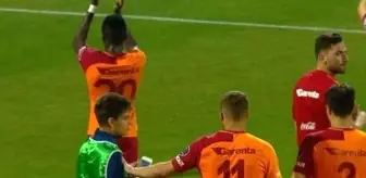 Podolski, Fotoğraf Çektirmek İsteyen Top Toplayıcı Çocuğu Eliyle İtti