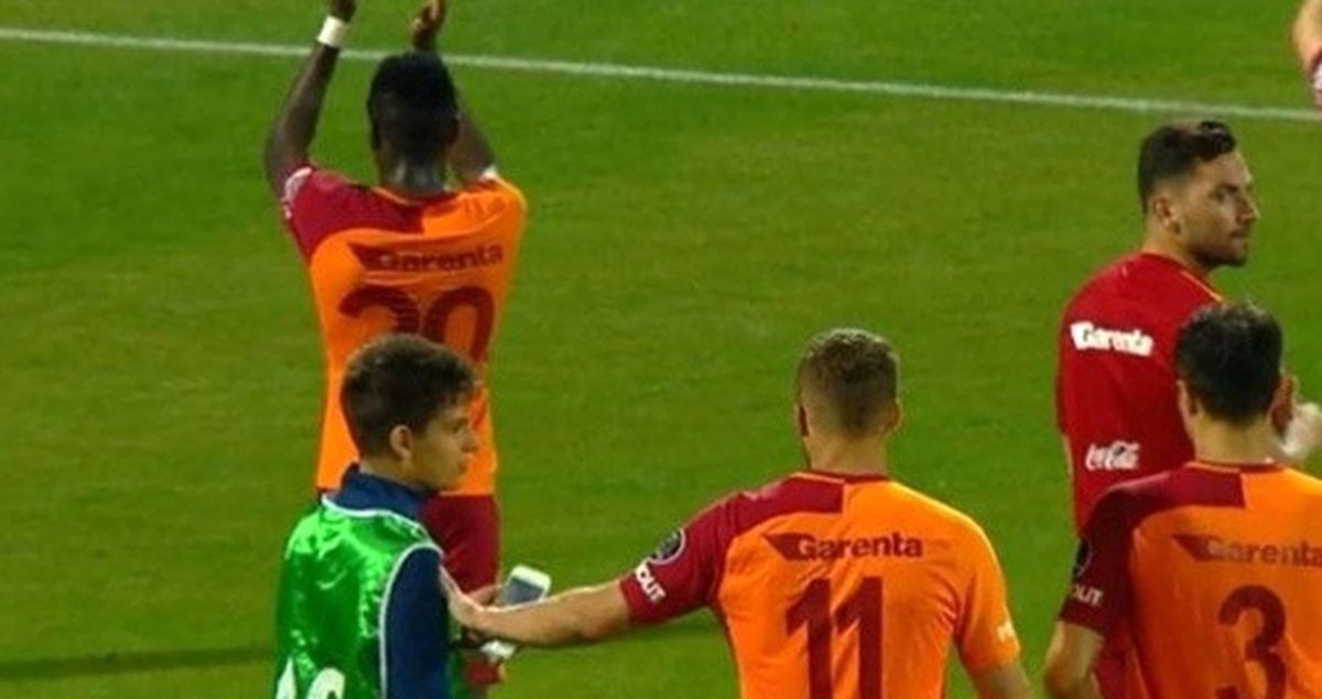 Podolski, Fotoğraf Çektirmek İsteyen Top Toplayıcı Çocuğu Eliyle İtti