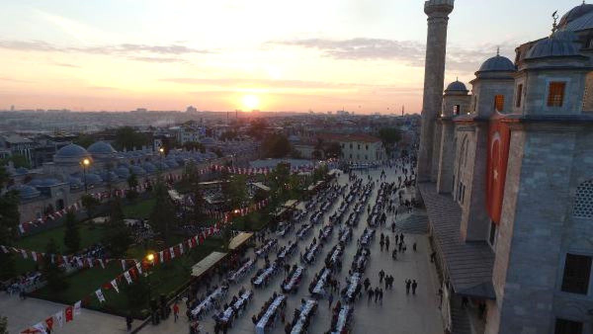 15 Bin Kişi Fatih Caminin Avlusunda İftar İçin Buluştu