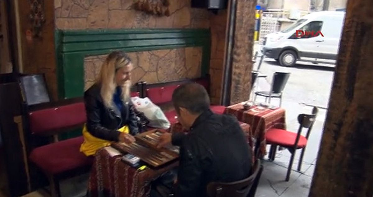 Yanı Başlarında Fünyeyle Şüpheli Çanta Patlatıldı, İstiflerini Bozmadan Tavla Oynadılar