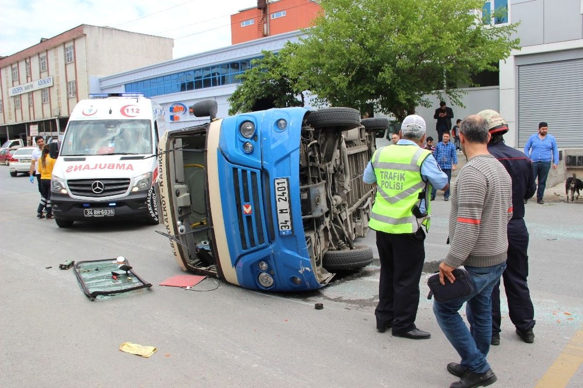 İstanbul'da Yolcu Minibüsü Devrildi: 8 Yaralı