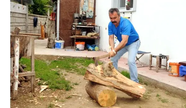 Aykut Öğretmen, Kurduğu Atölyede Heykel ve Rölyef Yapıyor Aykut Öğretmen, Kurduğu Atölyede Heykel ve Rölyef Yapıyor