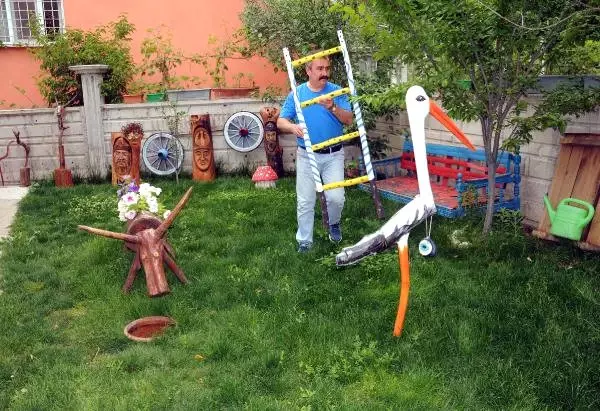 Aykut Öğretmen, Kurduğu Atölyede Heykel ve Rölyef Yapıyor Aykut Öğretmen, Kurduğu Atölyede Heykel ve Rölyef Yapıyor