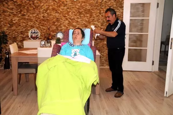 Aykut Öğretmen, Kurduğu Atölyede Heykel ve Rölyef Yapıyor Aykut Öğretmen, Kurduğu Atölyede Heykel ve Rölyef Yapıyor