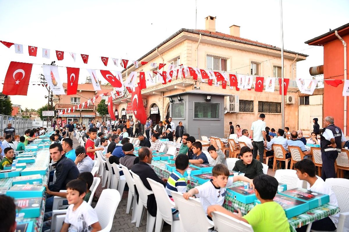 Onikişubat Belediyesi'nden Kardeş Belediyeye Özel İftar