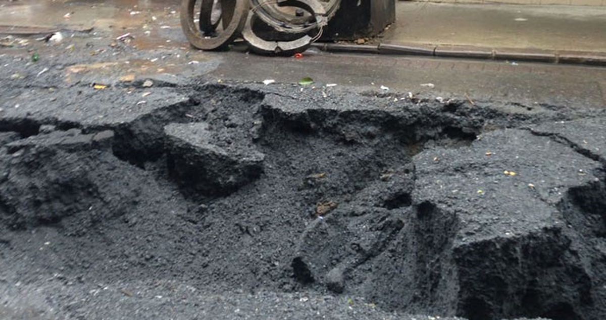 Şiddetli Yağmura Dayanamayan Asfalt Böyle Çöktü!