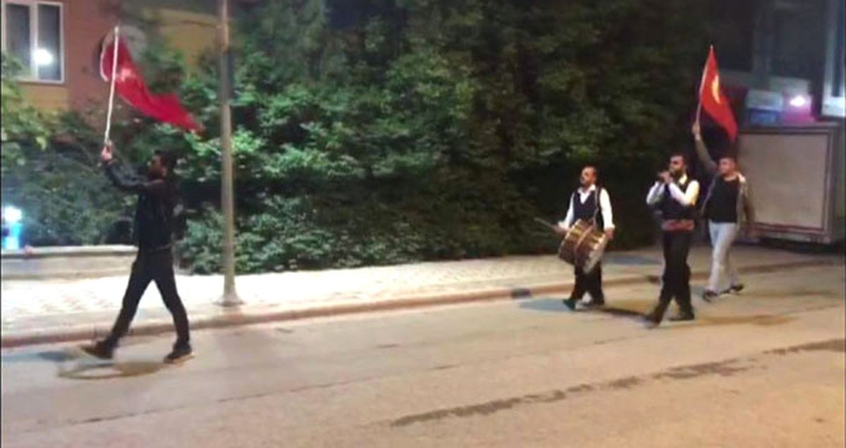 Ramazan Davulcusu Sahurda 'Ölürüm Türkiyem' Şarkısını Çaldı!