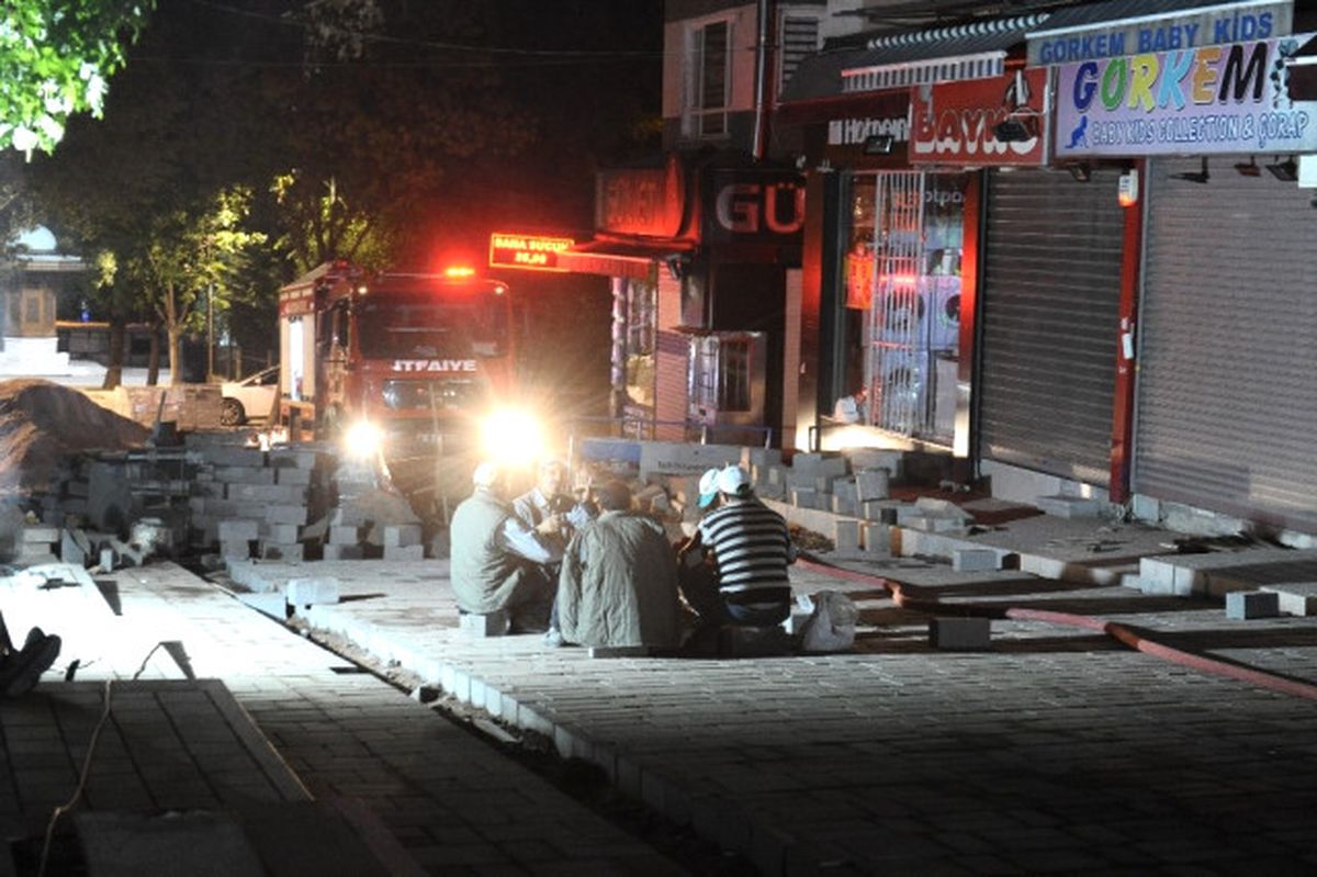 Yangına Aldırmayan İşçiler, İtfaiye Işığında Sahur Yaptı
