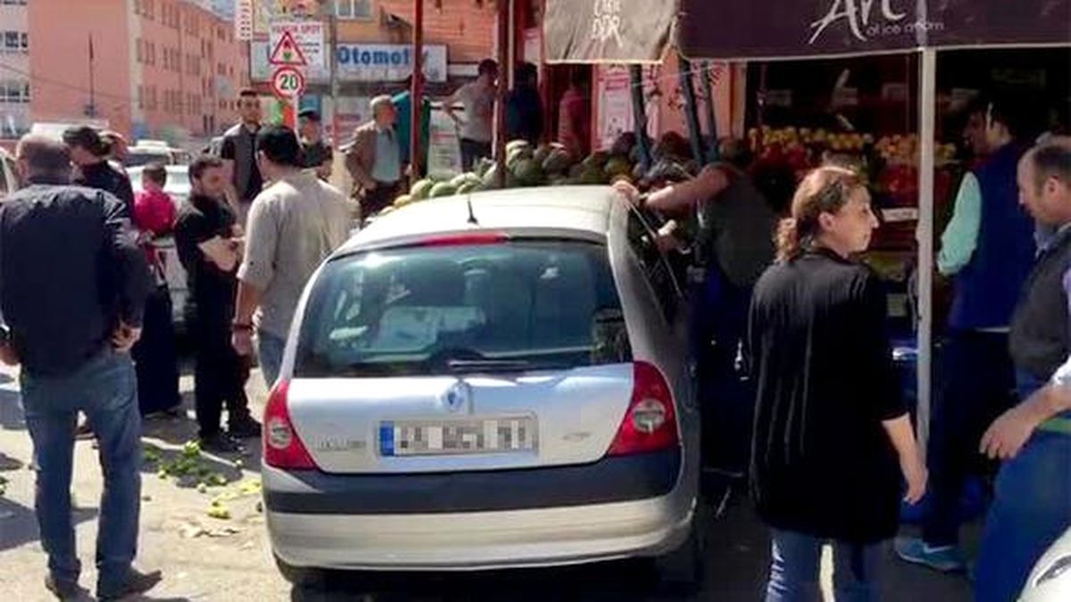 İki Ayda İkinci Kez! Bonzai Kullanan Sürücü Manav Reyonuna Daldı!