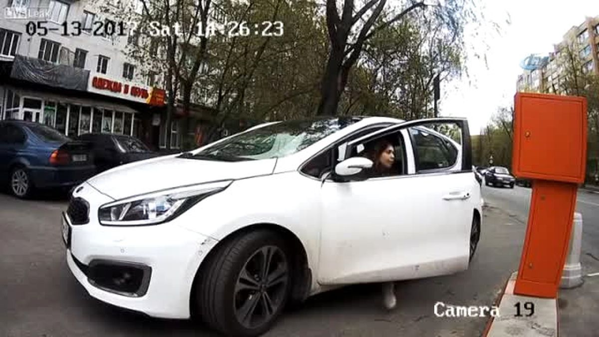 Sürücü, El Frenini Çekmeyi Unutunca Az Kalsın Eziliyordu!