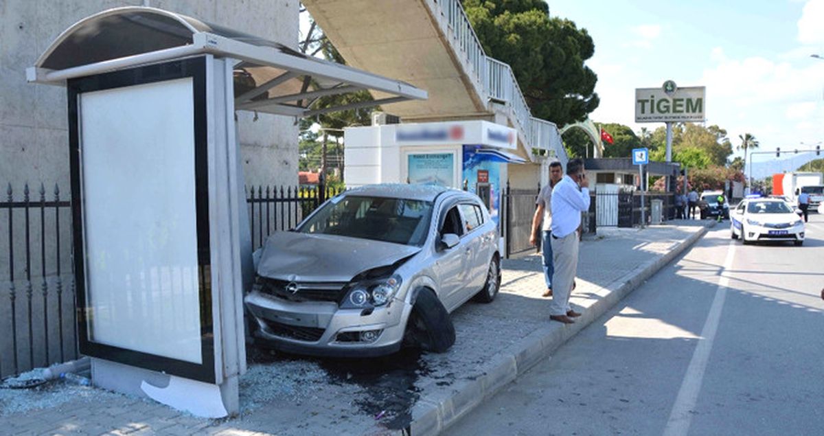 Muğla'da Bir Otomobil Durakta Bekleyen Öğrencilerin Arasına Daldı