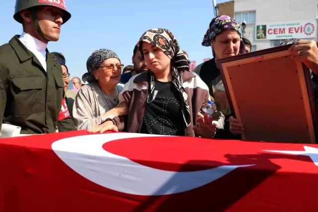 Akhisarlı Şehide Son Görev Akhisarlı Şehide Son Görev