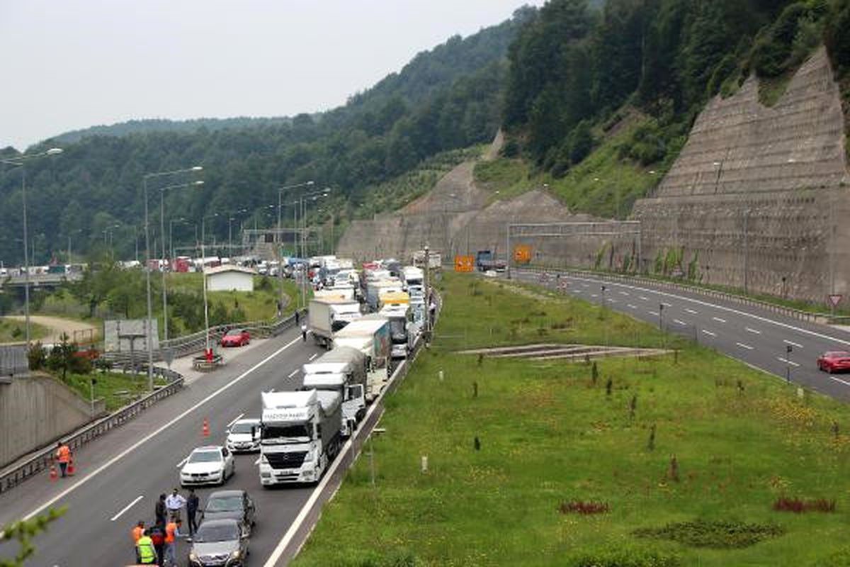Bolu Dağı Tüneli'nde Hasarlı Kaza Ulaşımı Aksattı