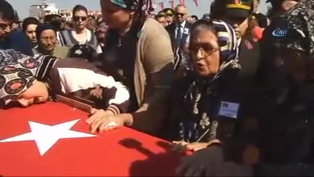 Şehit Annesi Nurdan Kıral: 'Sana Söz Verdiğim Gibi Ağlamayacağım Anneciğim' Şehit Annesi Nurdan Kıral: 'Sana Söz Verdiğim Gibi Ağlamayacağım Anneciğim'