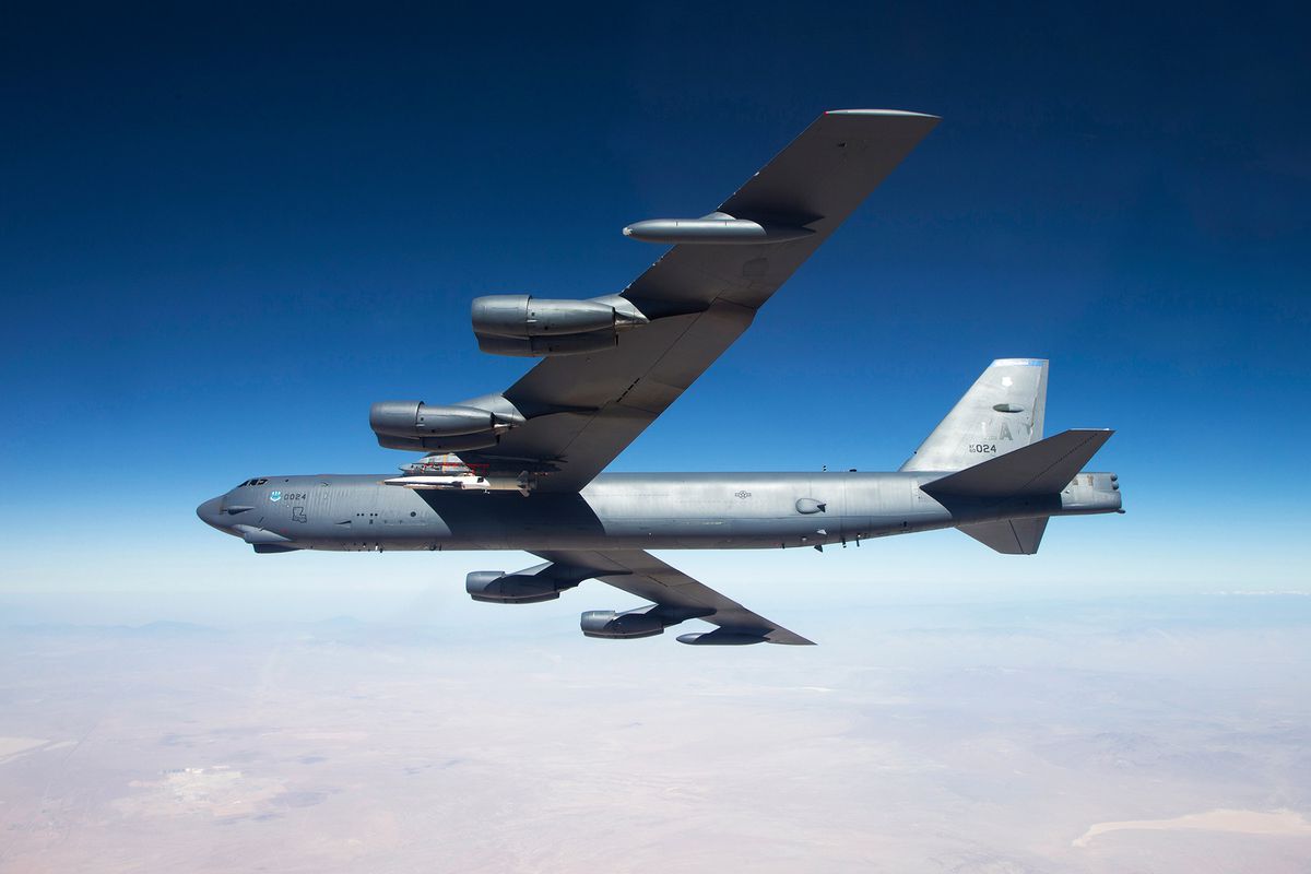 ABD, Rusya Sınırına Nükleer Silah Taşıyabilen Dev Uçak B-52'yi Gönderiyor