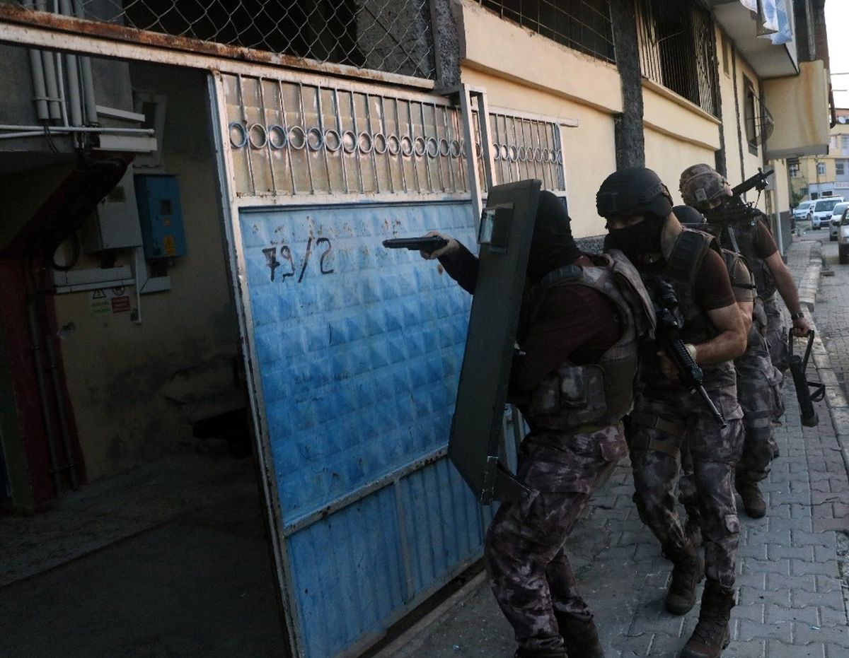 Adana'da 500 Polisle Operasyon! Özel Harekat Koçbaşıyla Girdi, 15 Şüpheli Yakalandı