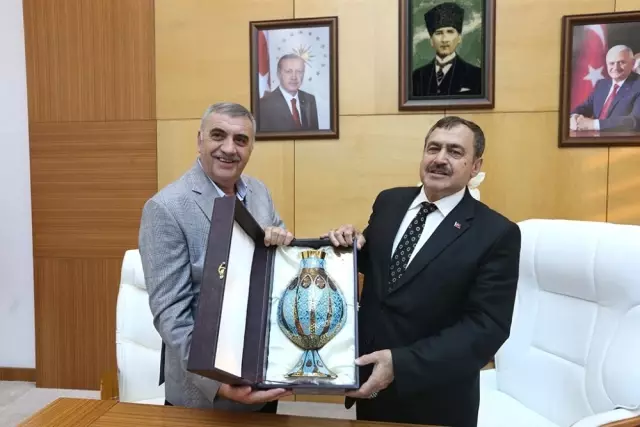 Bakan Eroğlu Büyükşehir Belediyesini Ziyaret Etti Bakan Eroğlu Büyükşehir Belediyesini Ziyaret Etti