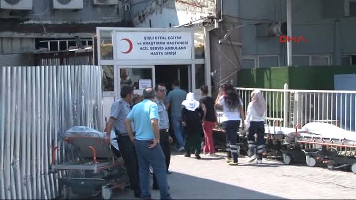 Beşiktaş'ın Kutlamasında Tekne Kazası. Iki Taraftar Ağır Yaralandı