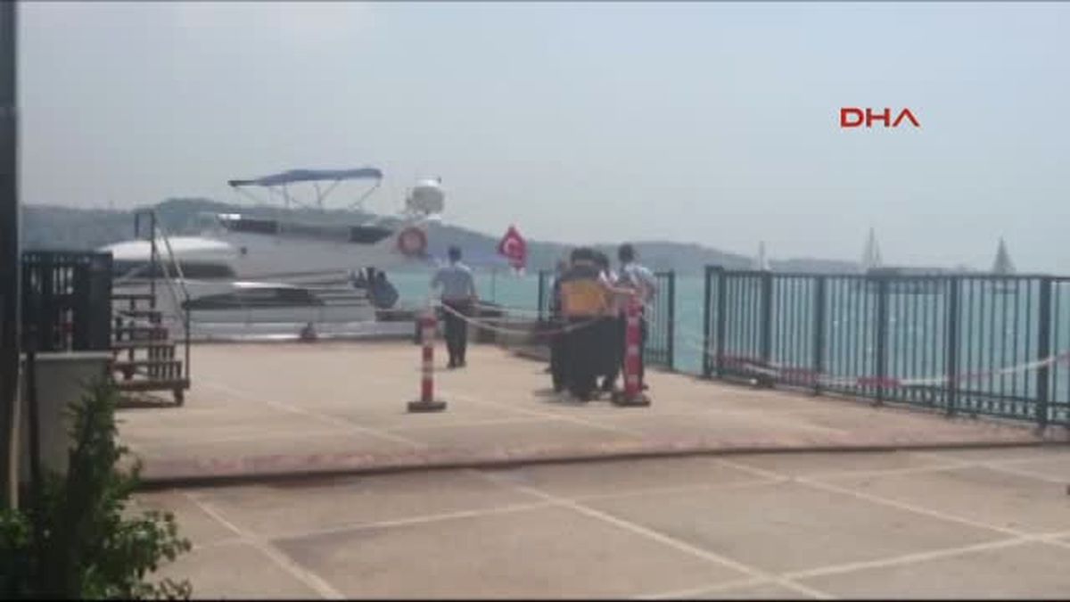 Dha İstanbul - (Ek Görüntü ile Geniş Haber) Beşiktaş'ın Kutlamasında Tekne Kazası. İki Taraftar...