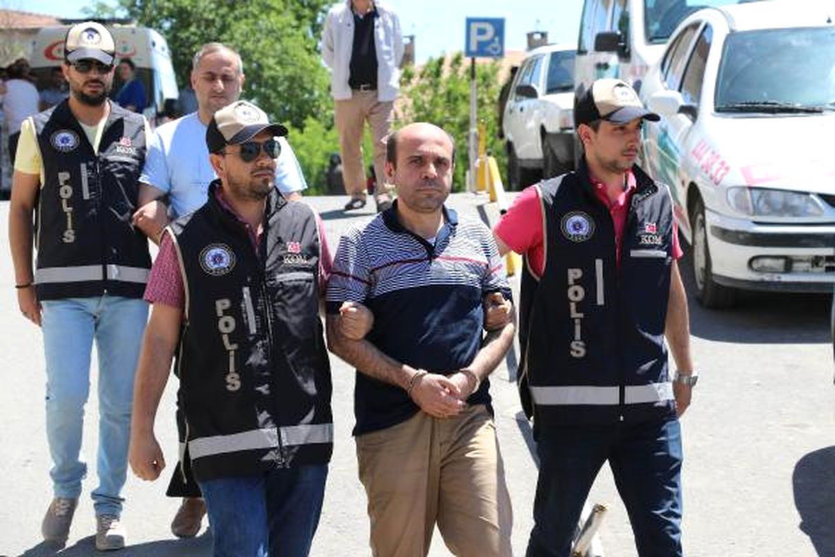 Diyarbakır'da Fetö'nün Hücre Evine Baskın: 1'i Bölge İmamı 3 Gözaltı