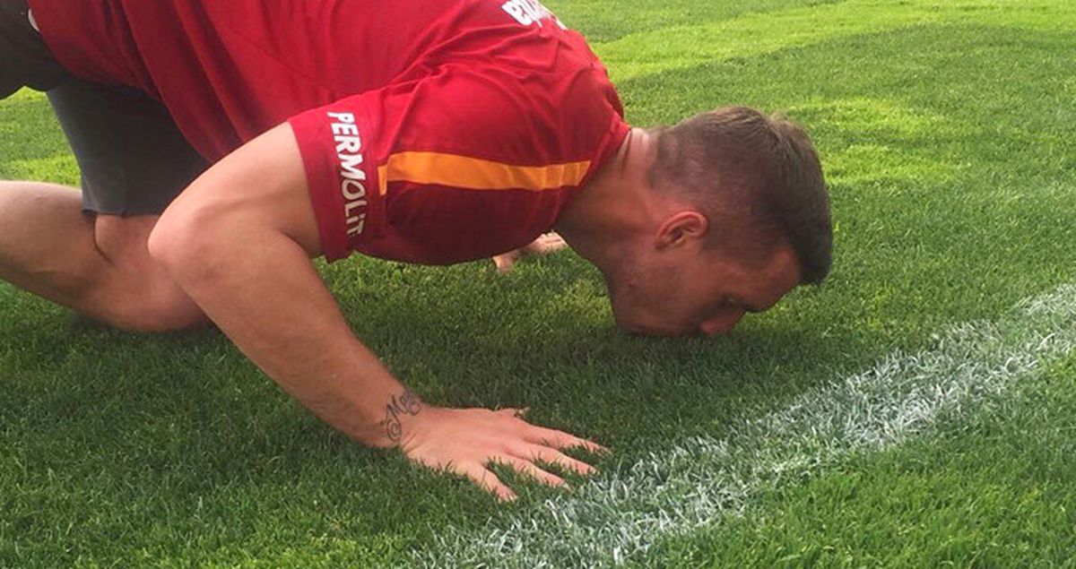 Galatasaraylı Lukas Podolski, Florya'ya Çimleri Öperek Veda Etti