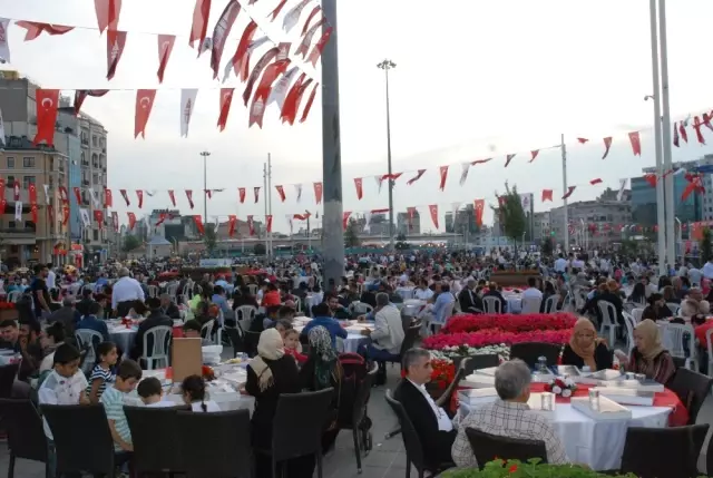 Yunan Turizmciler, Taksim'de İftar Sofrasında